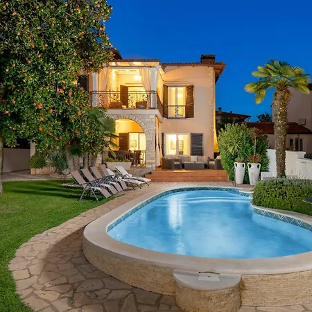 Villa Magnolia In For 10 Persons - First Row To Sea & - With Jacuzzi And Fitness Area Umag